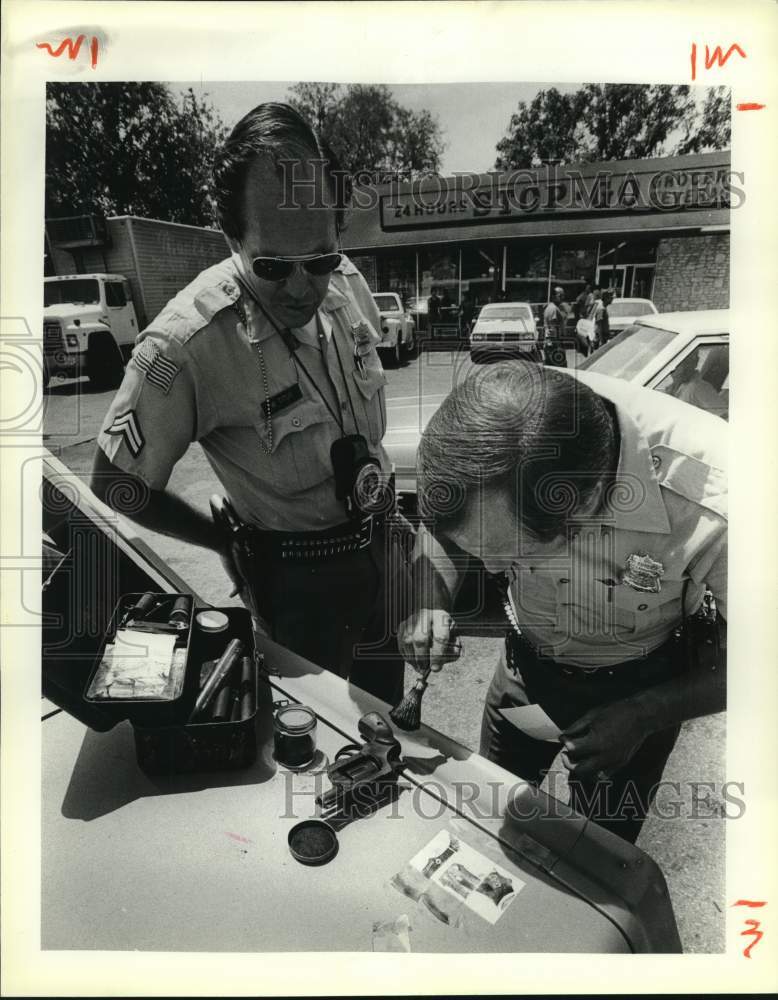 1985 Officers Harold Schott and Titus investigate Stop &amp; Go shooting-Historic Images