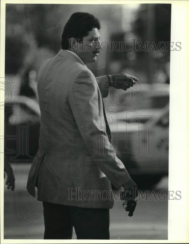 1987 Detective Ernie Riojas holds gun that shot TX police officers.-Historic Images