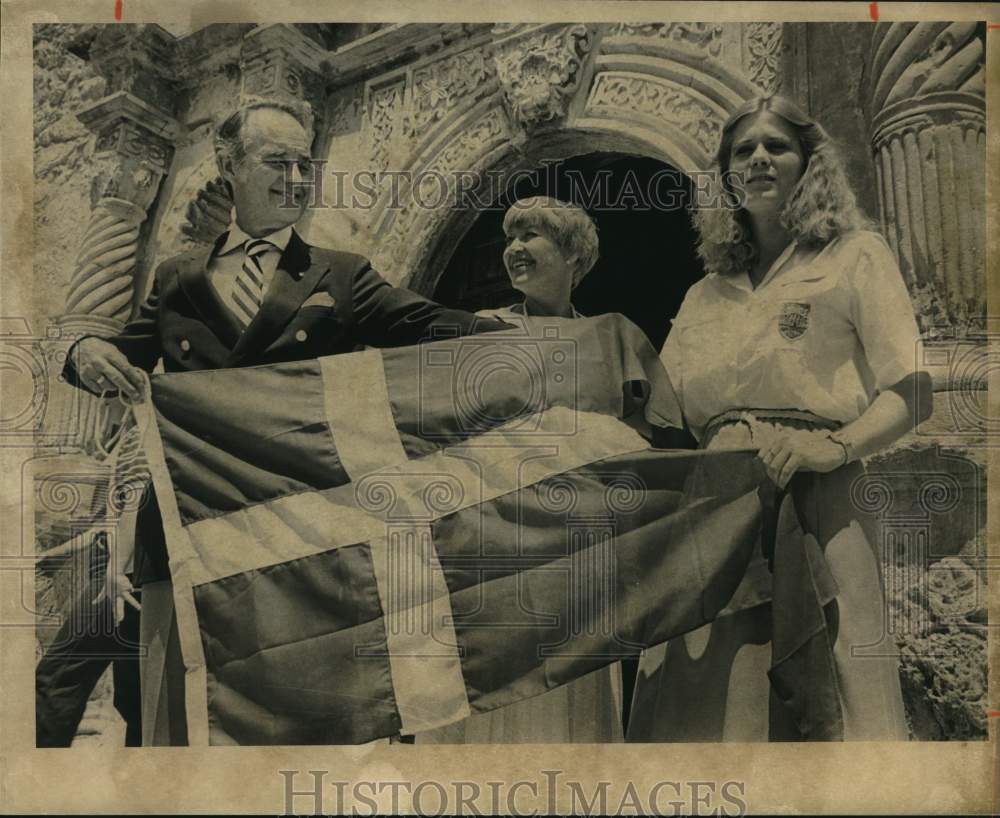 1982 Kaj &amp; Ingrid Hansen, Danish Consul, present flag to Pamela Gee-Historic Images