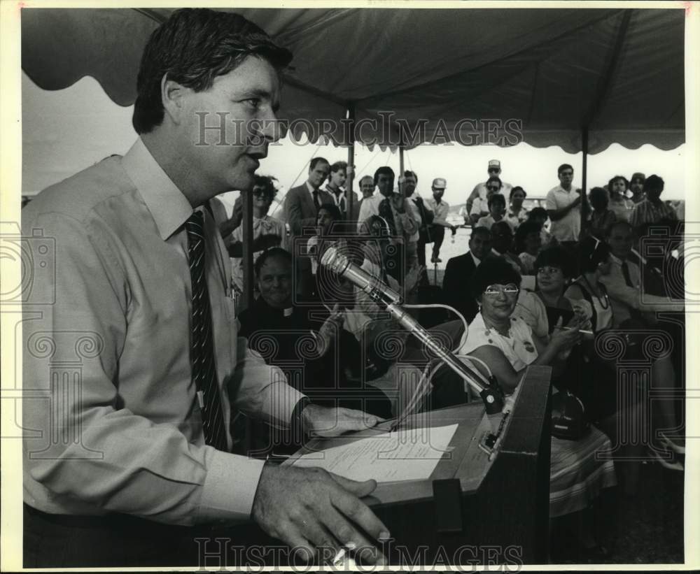 1985 County Judge Tom Vickers addresses Palo Alto College audience-Historic Images