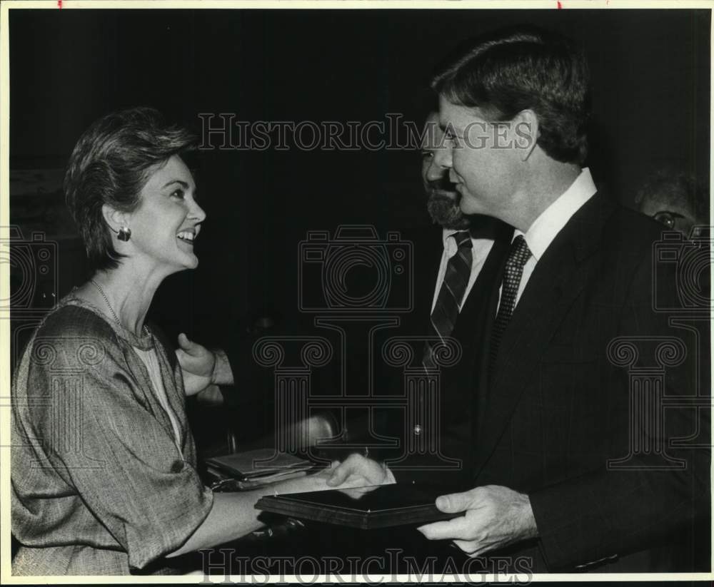 1989 Tom Vickers greets Bonnie Street and Stan White at courthouse.-Historic Images