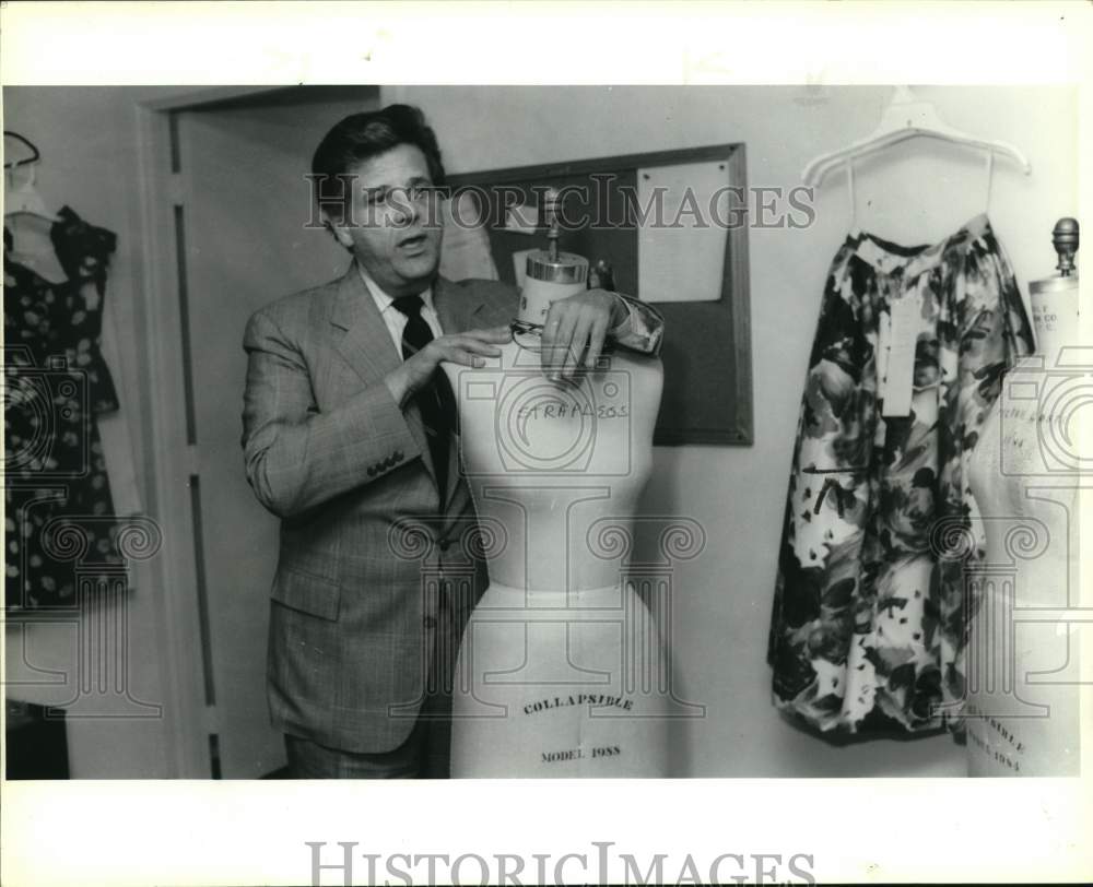 1990 Mannequin creator Victor Costa.-Historic Images