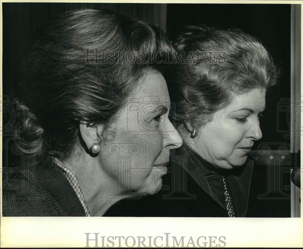1986 Phyllis Schlafly &amp; Sarah Weddington at Trinity University, TX-Historic Images