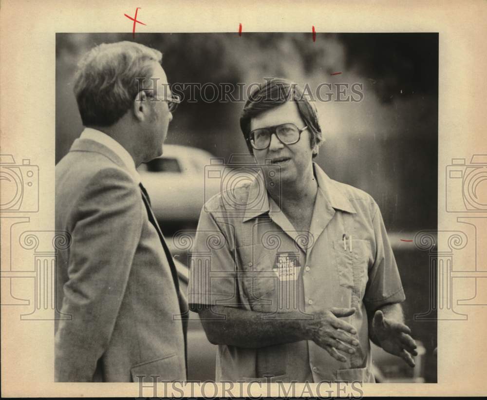 1982 Bill White gestures while chatting with John Kimbrough.-Historic Images