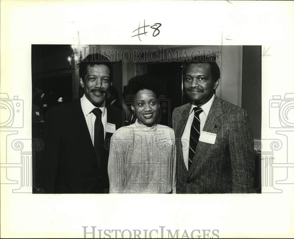 1987 Dr. Linda Hall poses with guests of Radisson Gunter reception.-Historic Images