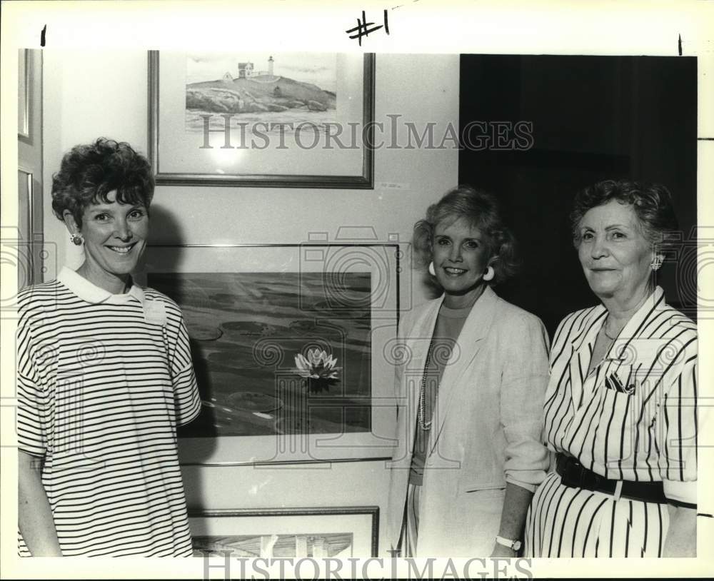 1989 Linda Hammond, artist, and officials of San Antonio&#39;s art group-Historic Images