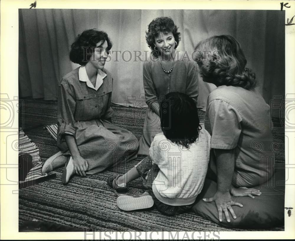 1985 Nancy Haney and Ann DeLee confer at Jr. League detention center-Historic Images