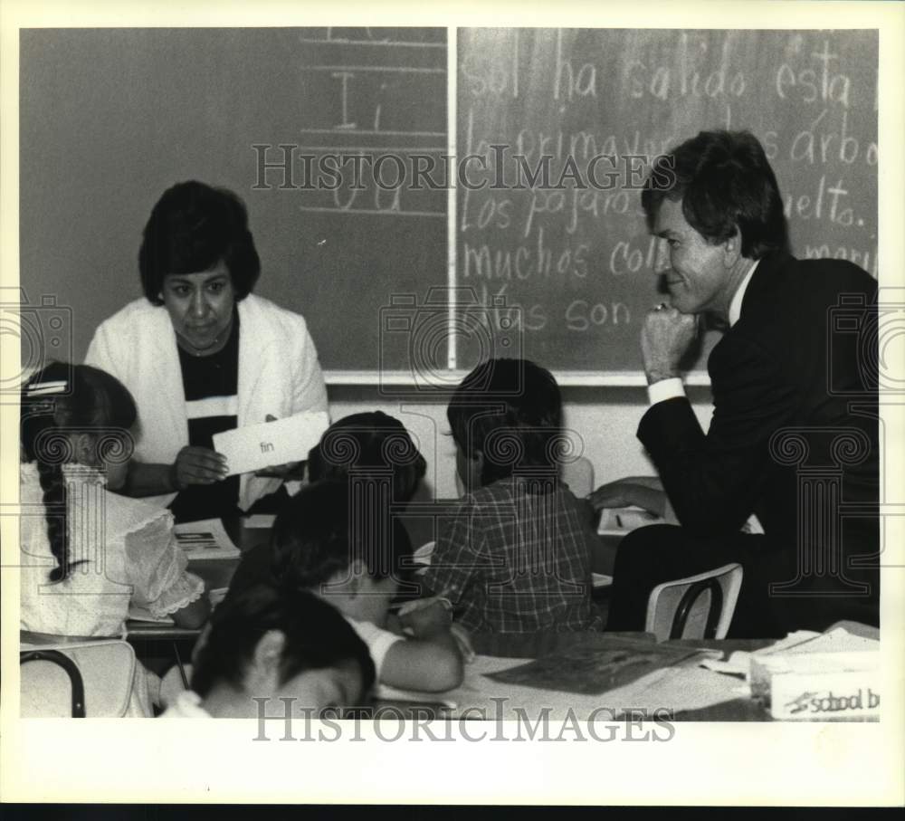1984 Maria Elene Alaniz and Gary Hart instruct Gardendale students-Historic Images