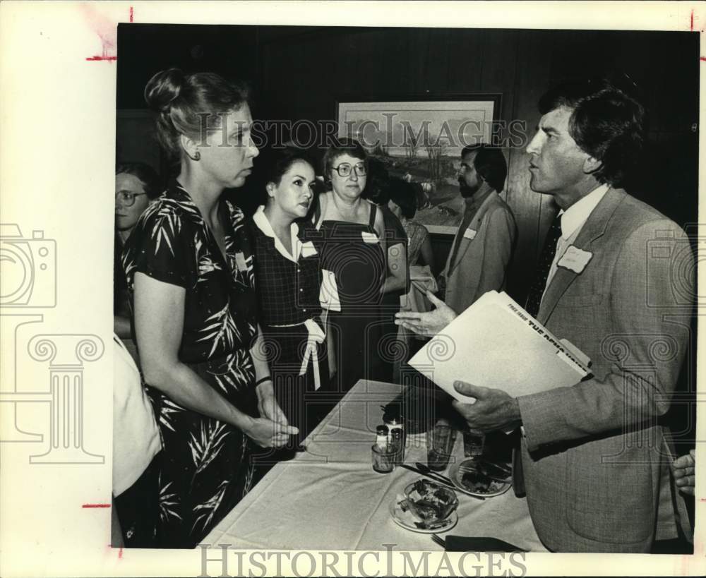 1982 Senator Gary Hart and Karen Owsowitz confer at Avery&#39;s, Texas.-Historic Images