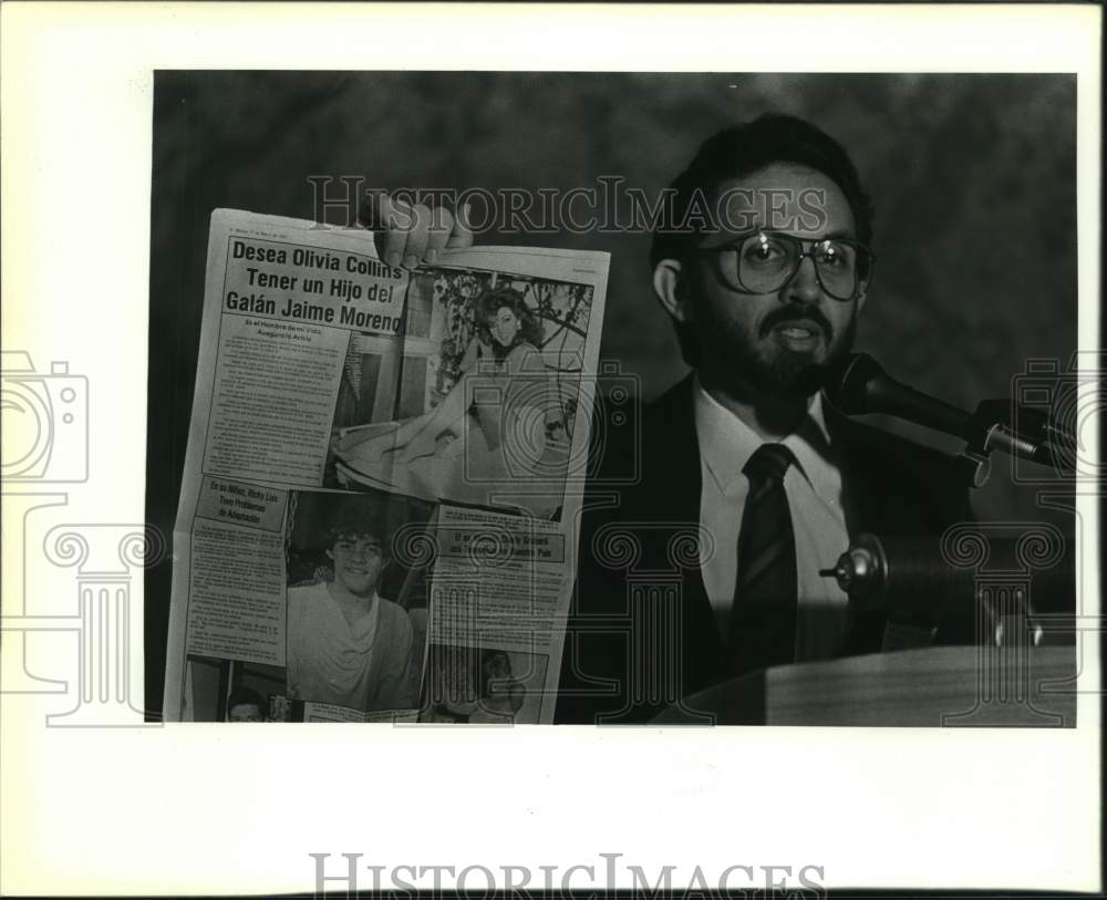1987 Alejandro Junco holds newspaper at Four Seasons IANA event, TX-Historic Images