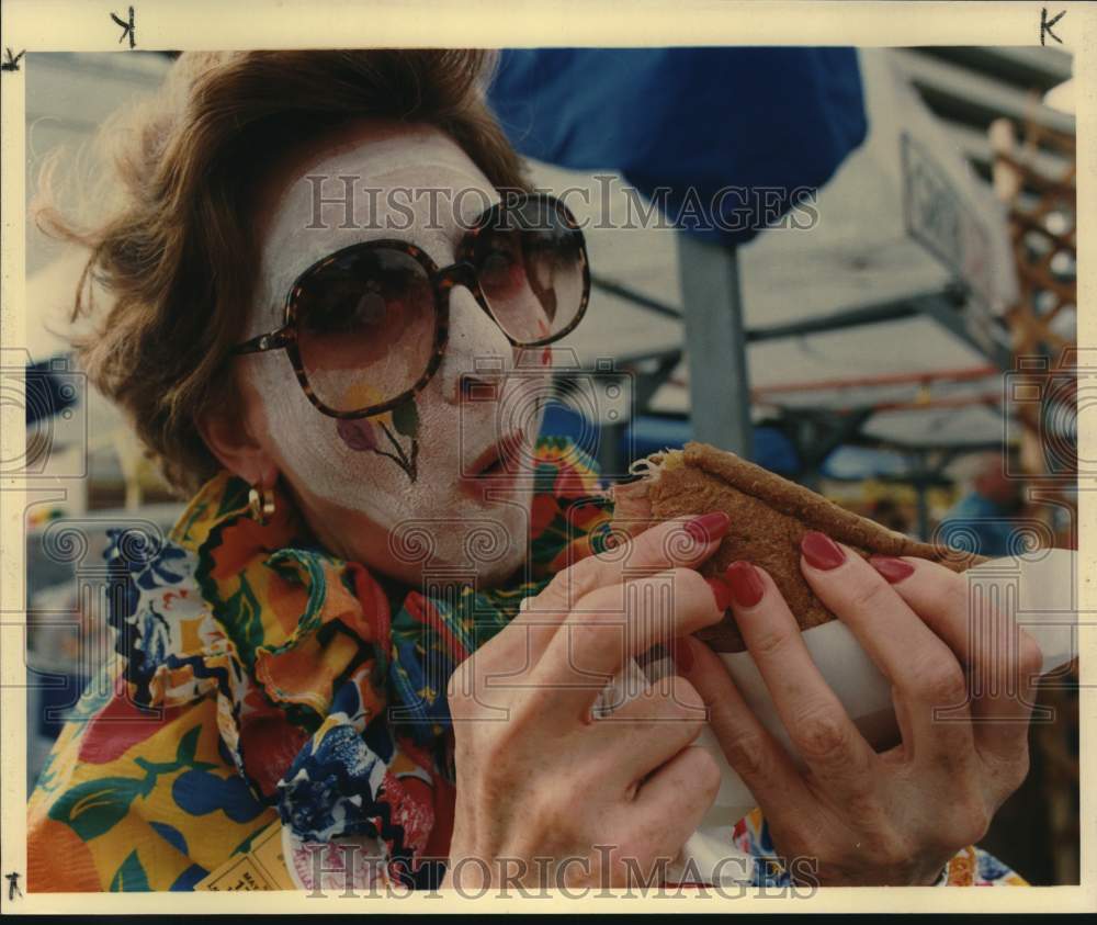 1990 Niosa Fiesta clown Nylanne Robbins eats sandwich, San Antonio.-Historic Images