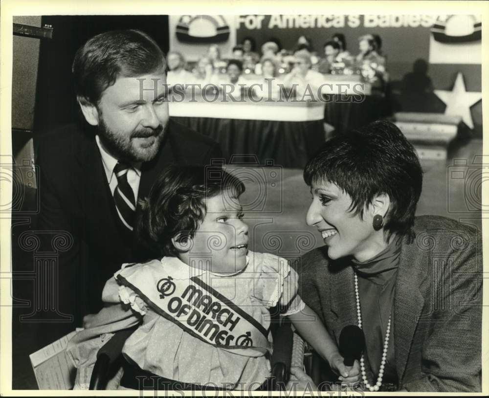 1985 Press Photo March of Dimes poster child Amber Grothues with TV hosts, Texas- Historic Images