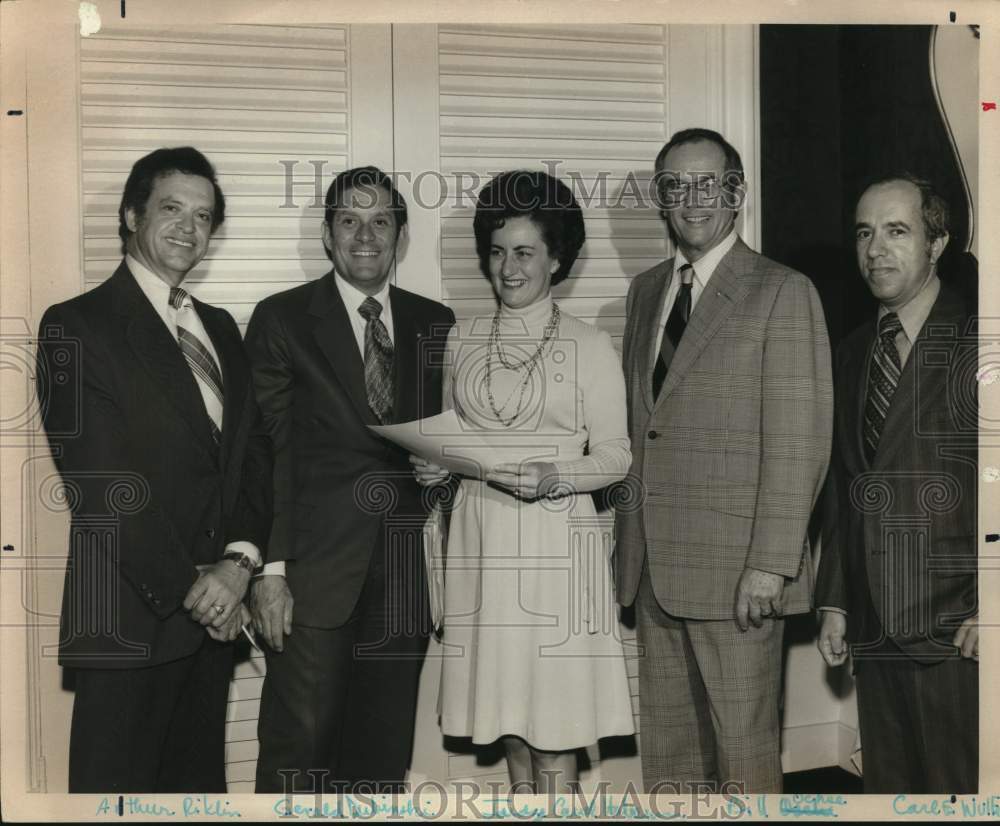 1975 Judge Carol Haberman, center, at B&#39;nai B&#39;rith-Historic Images