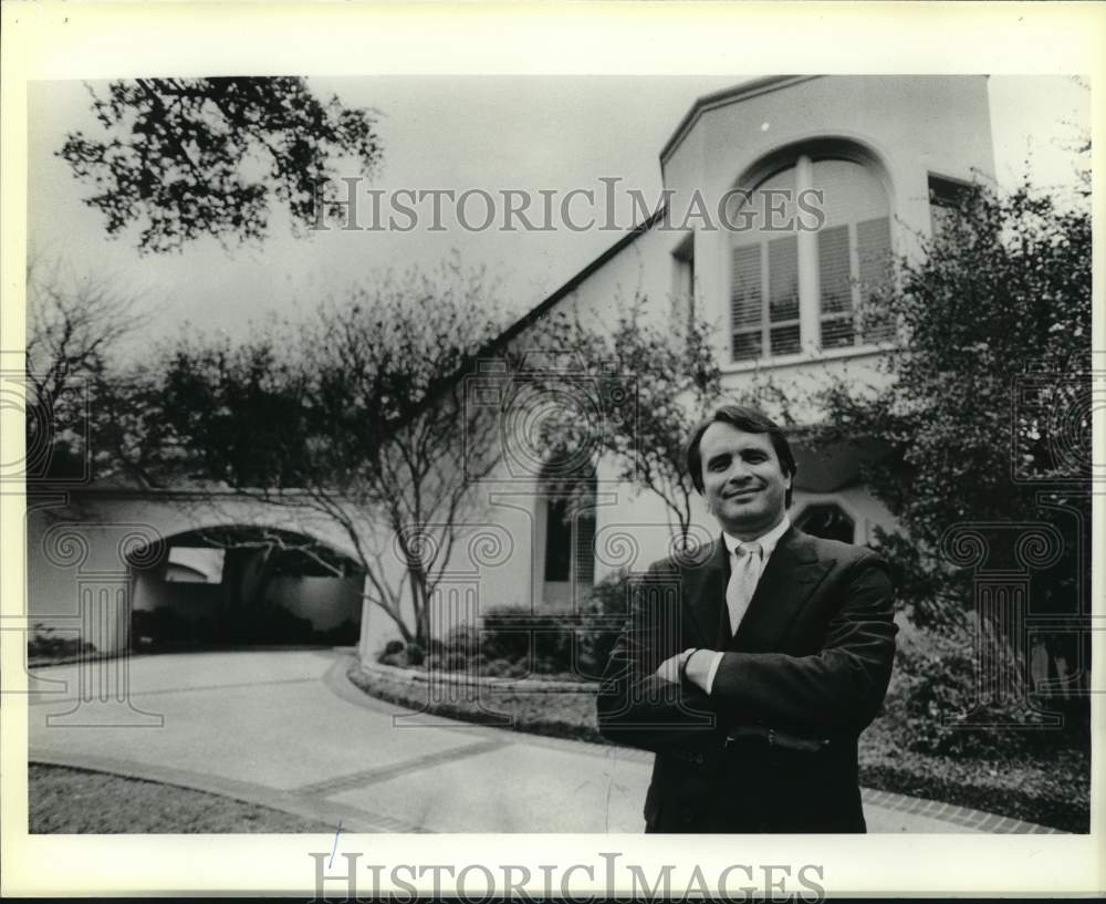 1987 Architect Bill Hablinski stands at home in San Antonio.-Historic Images