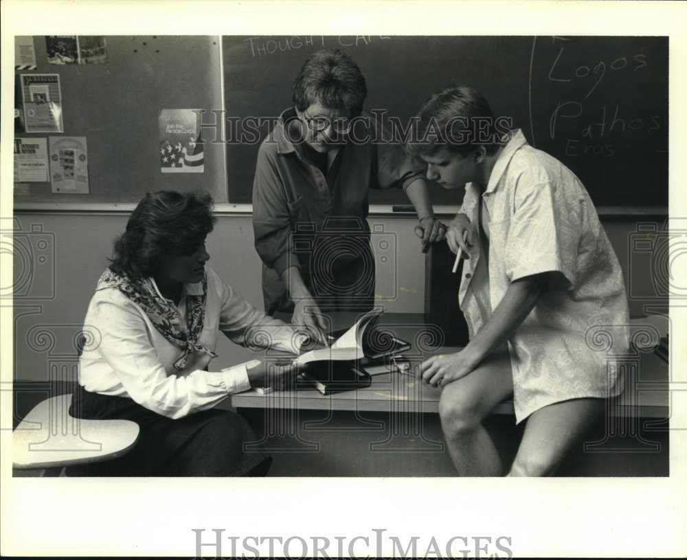 1987 Coleen Grissom and students of Trinity University, San Antonio.-Historic Images