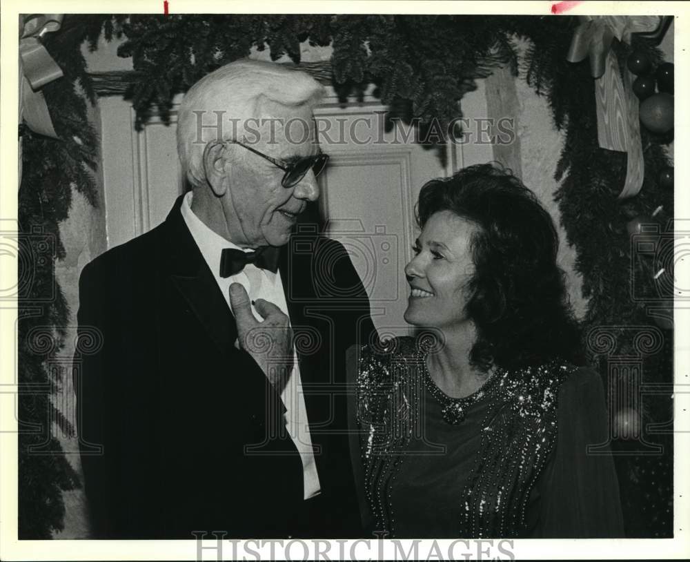 1989 Yvonne Katz, Dick Mesteill attend University Roundtable dinner.-Historic Images