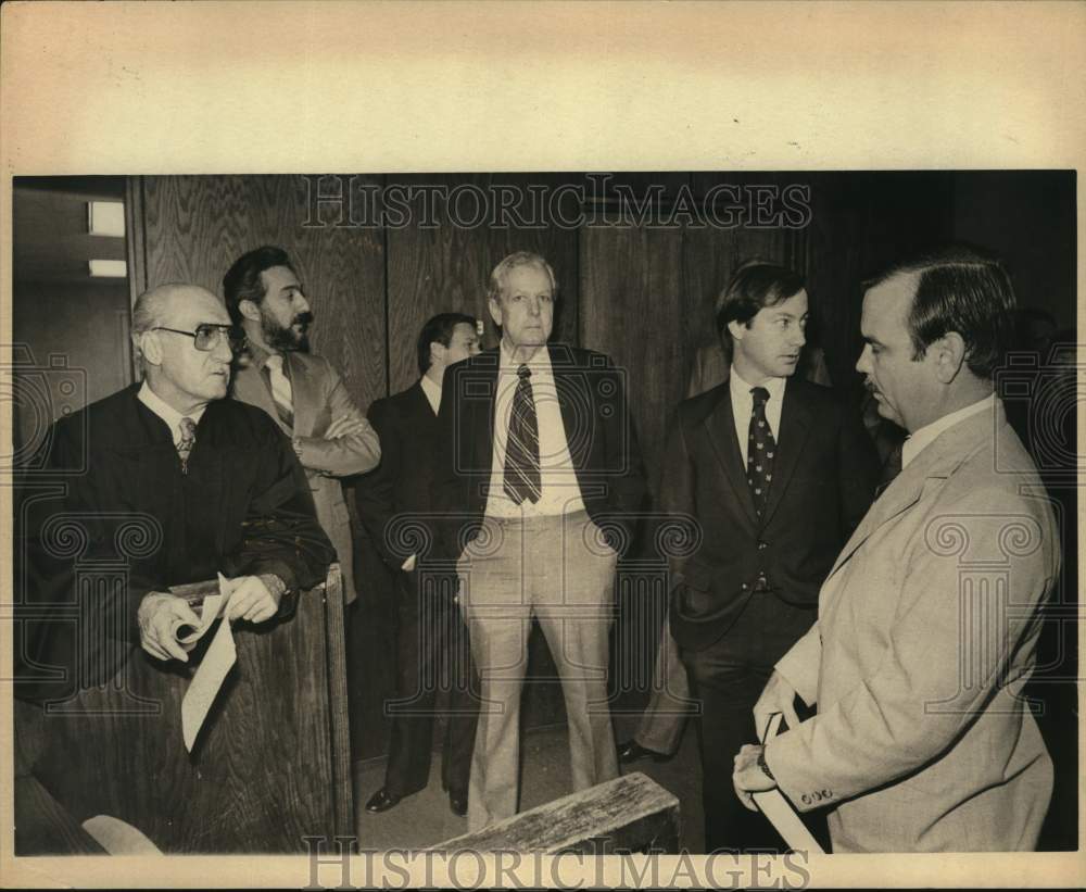 1980 Doug Harlan shown with officials outside court-Historic Images