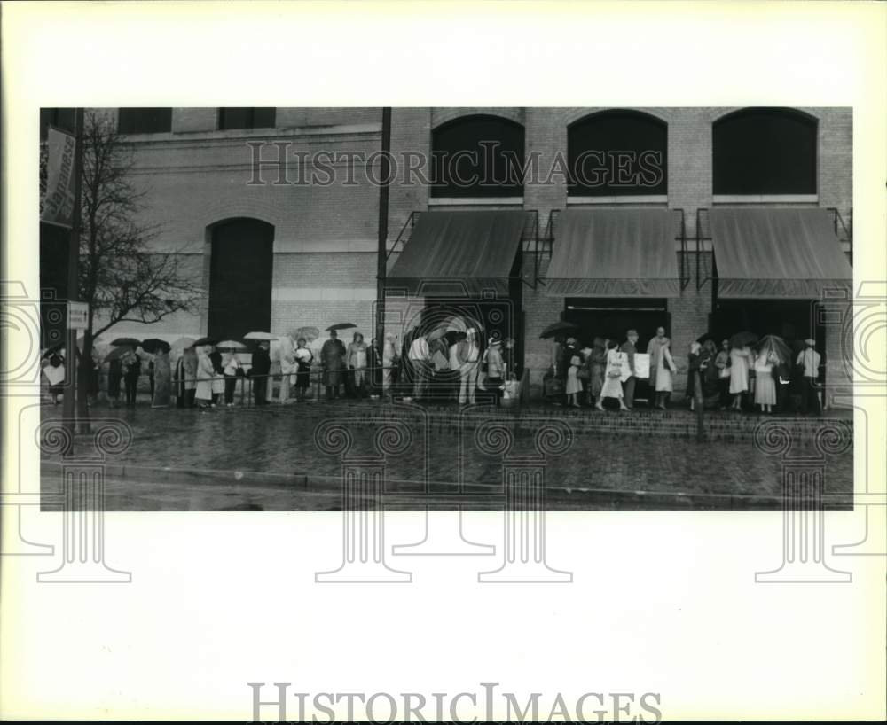 1989 Crowd wait to have artwork appraised by Christie&#39;s, San Antonio-Historic Images