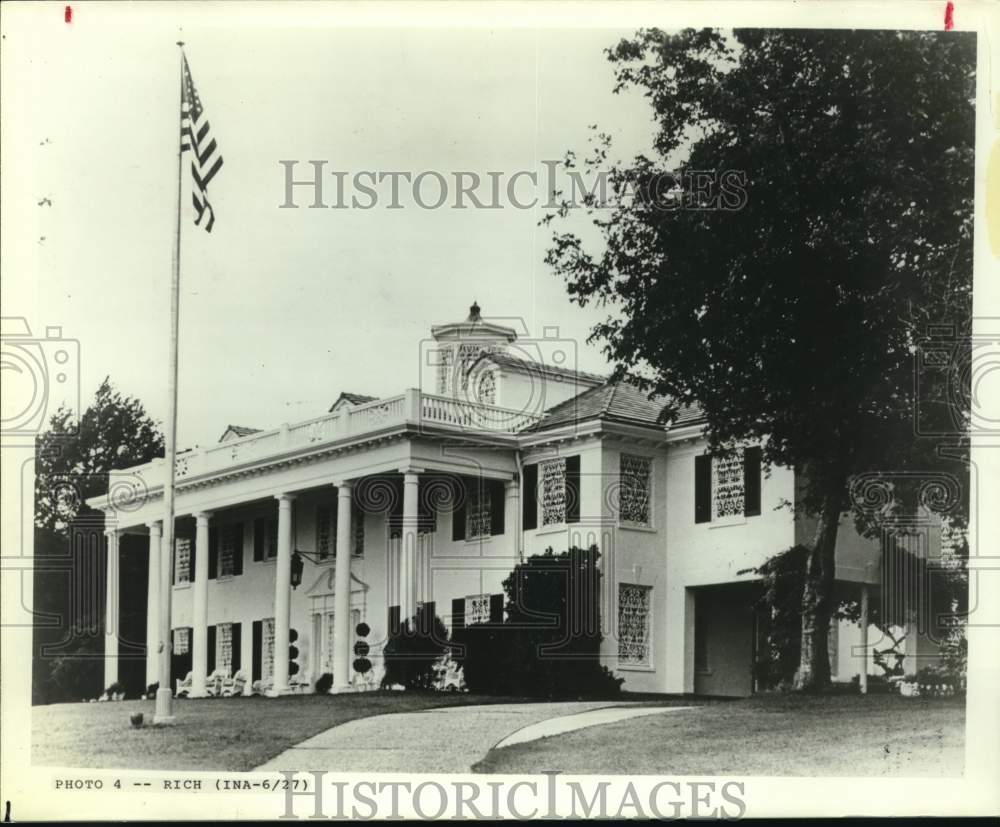 1981 Historic home of George and Martha Washington, Mount Vernon.-Historic Images