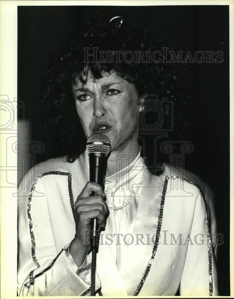 1984 Danielle Kennedy with microphone-Historic Images