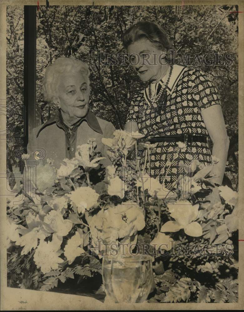 1975 Argyle Club&#39;s Mrs. Edgar Tobin &amp; Countess Jellicoe view flowers-Historic Images