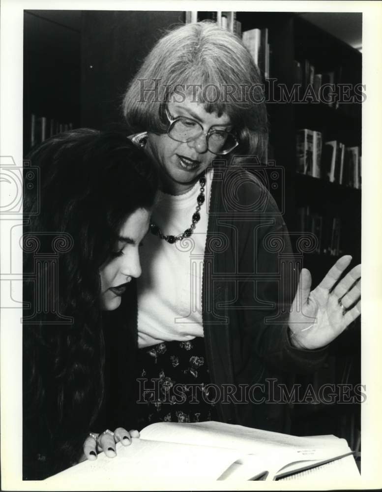 1992 Patricia Thompson assisting Anna Wierman - Samuel Clemens High-Historic Images