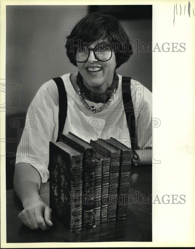 1984 Linda Hardberger, Curator of Tobin Library at McNay Art Museum-Historic Images
