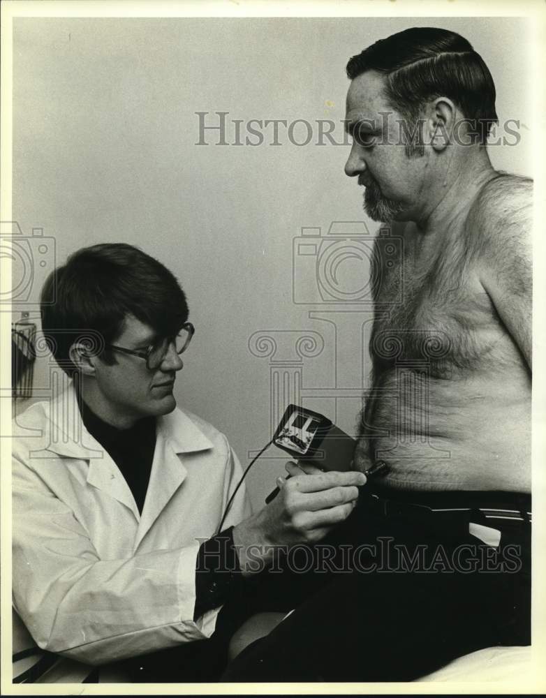 1984 Cardiologist Dr. James Higgins with patient Ray Hargis, Jr.-Historic Images