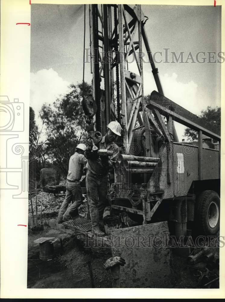 1984 Jack Vogle and R.W. Clomse work on oil drill at Farm Road-Historic Images