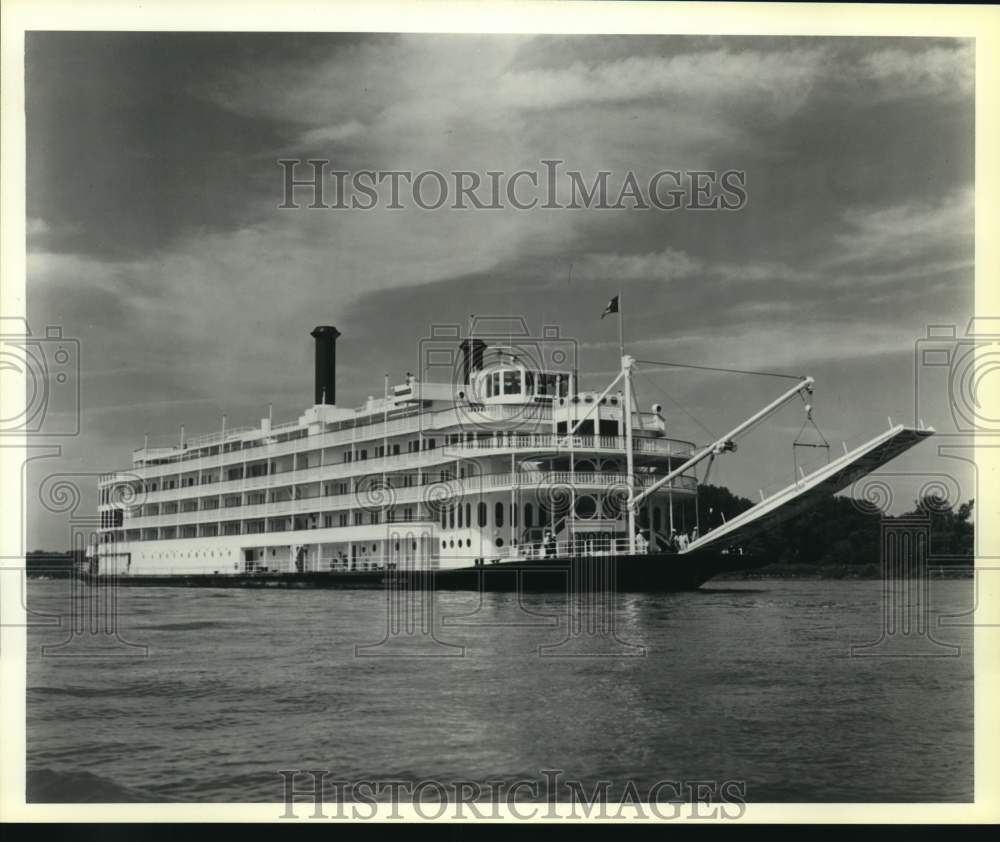 Mississippi Queen steamboat on the Mississippi River-Historic Images