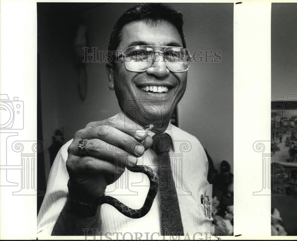 1992 Probation officer captures snake from Judge&#39;s office, Texas-Historic Images