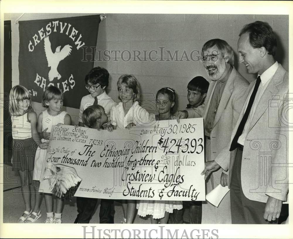 1985 Crestview Elementary School children giving a check donation-Historic Images