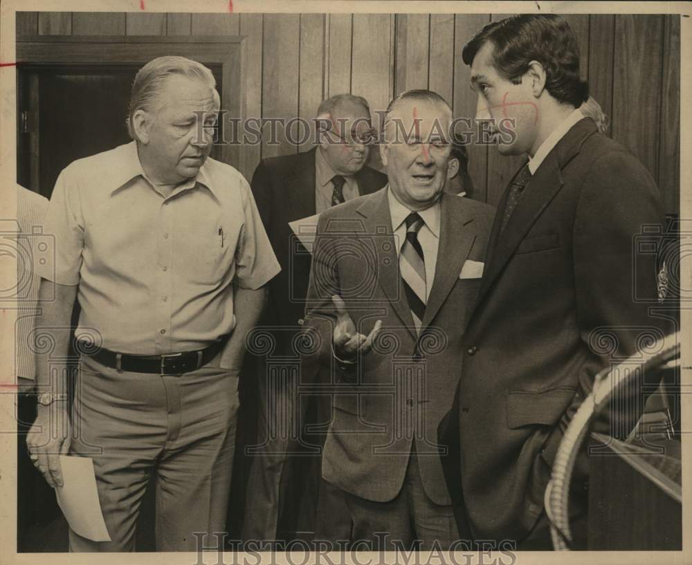 1975 Glen Hartman and Henry Cisneros in conversation-Historic Images