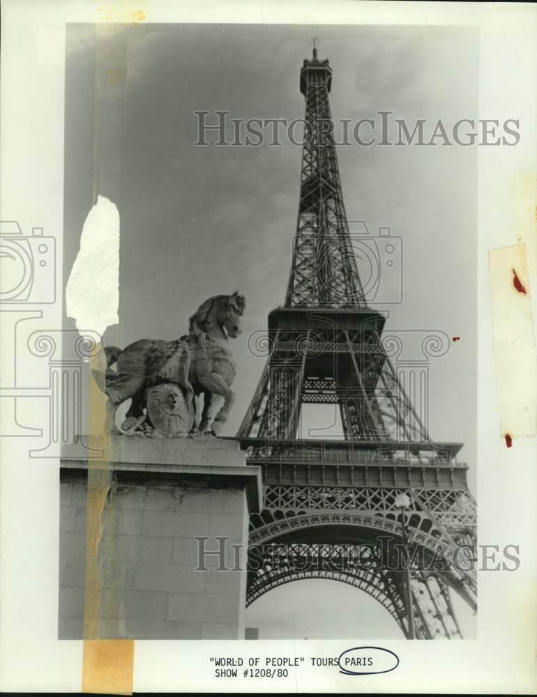 "World of People" tours Paris.-Historic Images