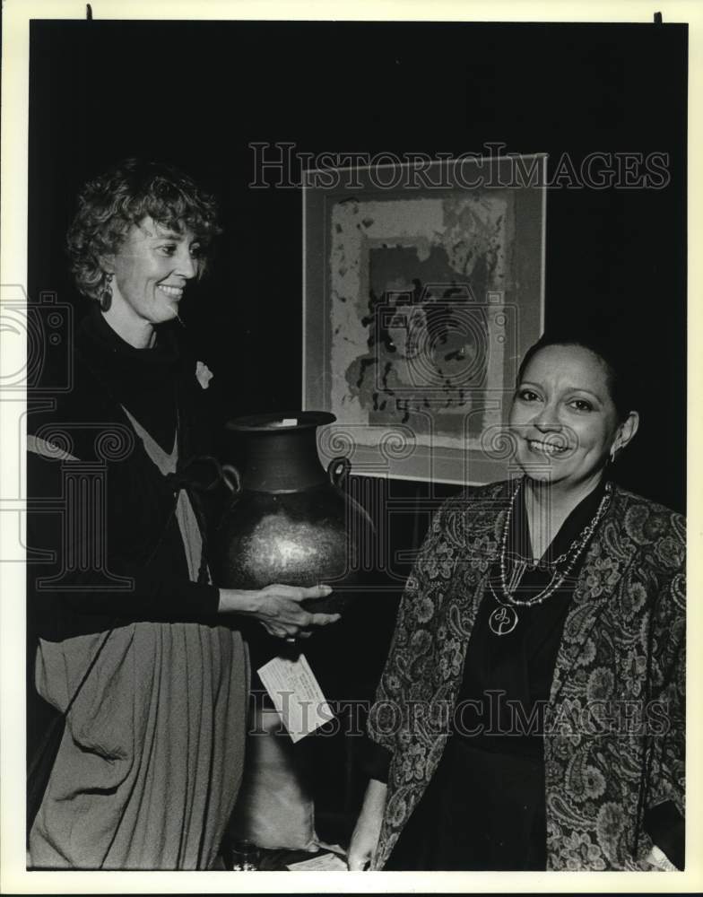 1988 Pam Ameduri Jenkins & Cecilia Hancock displaying their artwork-Historic Images