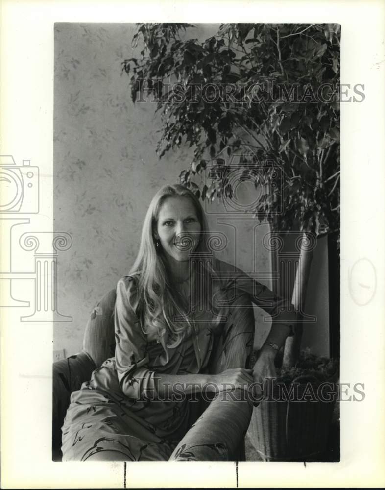 1988 Carrie Huntzinger before makeover at Andie &amp; Barbara Boutique.-Historic Images