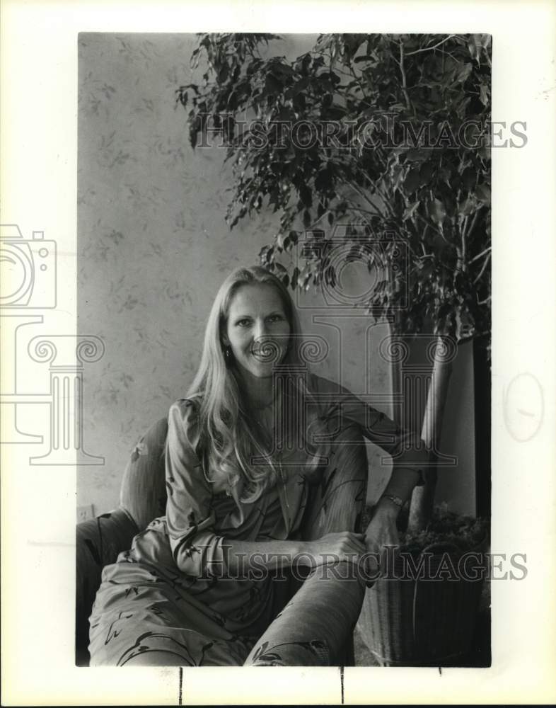 1988 Carrie Huntzinger before makeover at Andie & Barbara Boutique.-Historic Images