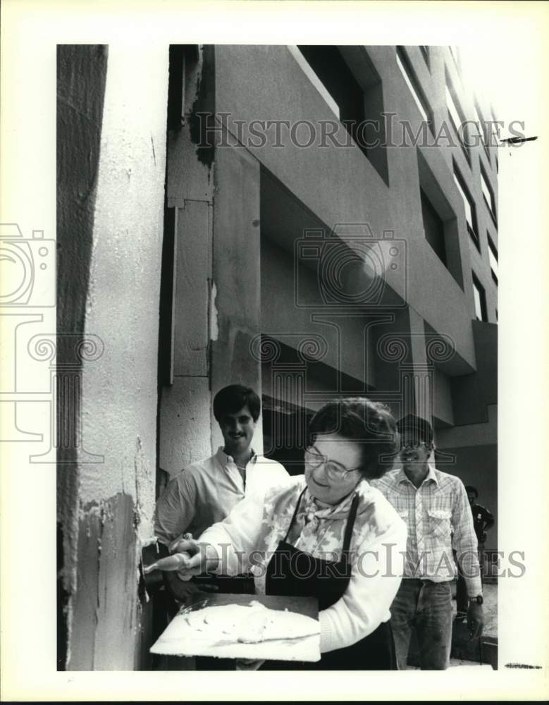 1990 Mayor Lila Cockrell applies stucco Vista Verde Hotel wall.-Historic Images