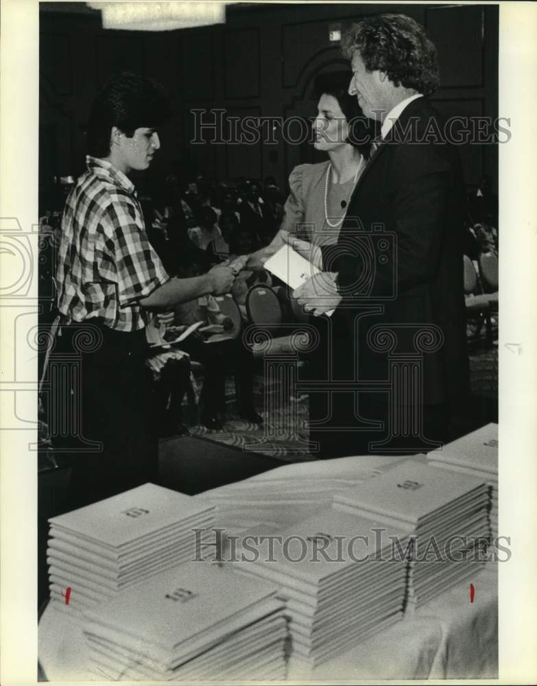 1985 Ricky Gonzalez receives scholarship from Mary Alice Cisneros-Historic Images