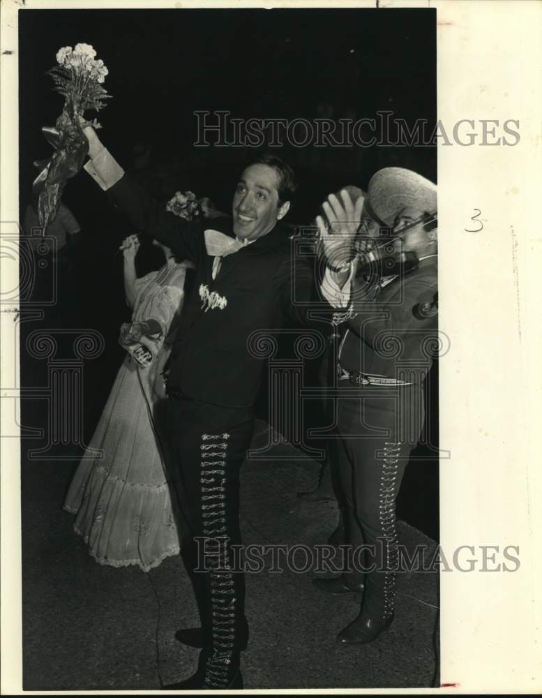 1983 Henry Cisneros appears with Mariachi Las Campanias de America-Historic Images