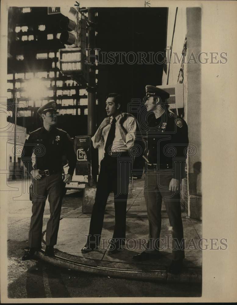 1978 Councilman Henry Cisnero conferring with policemen-Historic Images