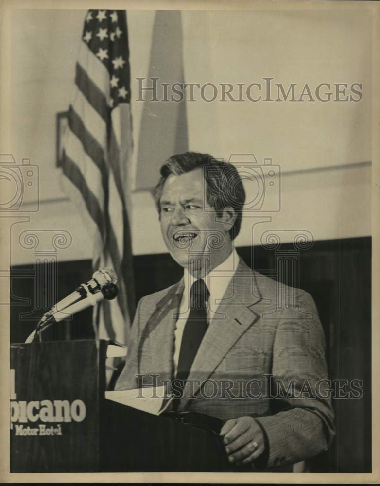 1978 John Hill addresses hotel audience-Historic Images