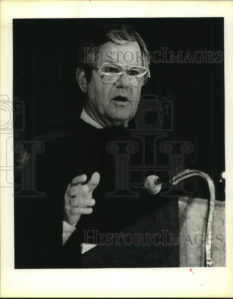 1986 Chief Justice John Hill addresses St. Mary&#39;s graduation class-Historic Images