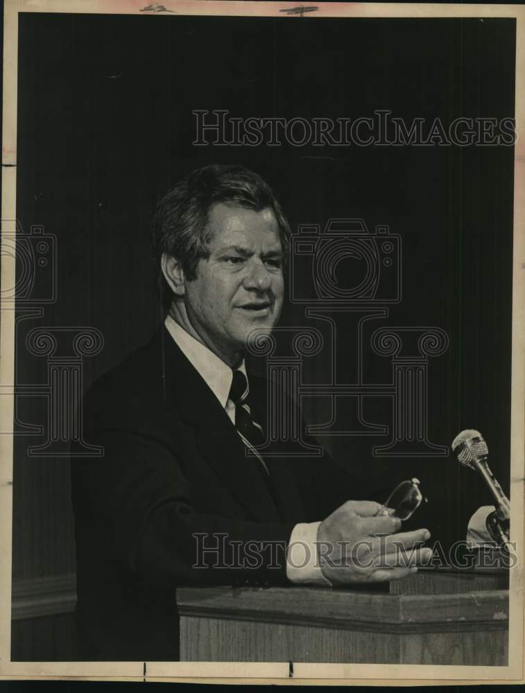 1978 John Hill holds his glasses as he addresses audience.-Historic Images