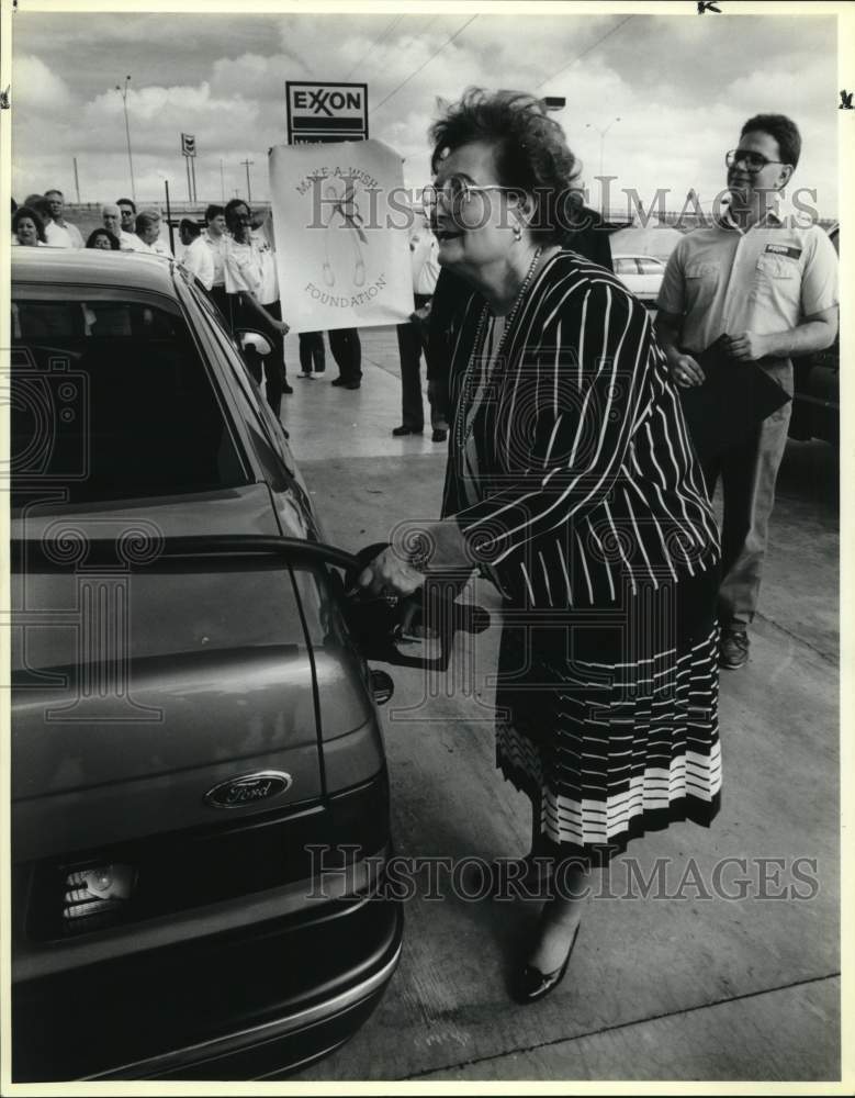 1989 Mayor Lila Cockrell starts Make-A-Wish fundraiser at Exxon-Historic Images