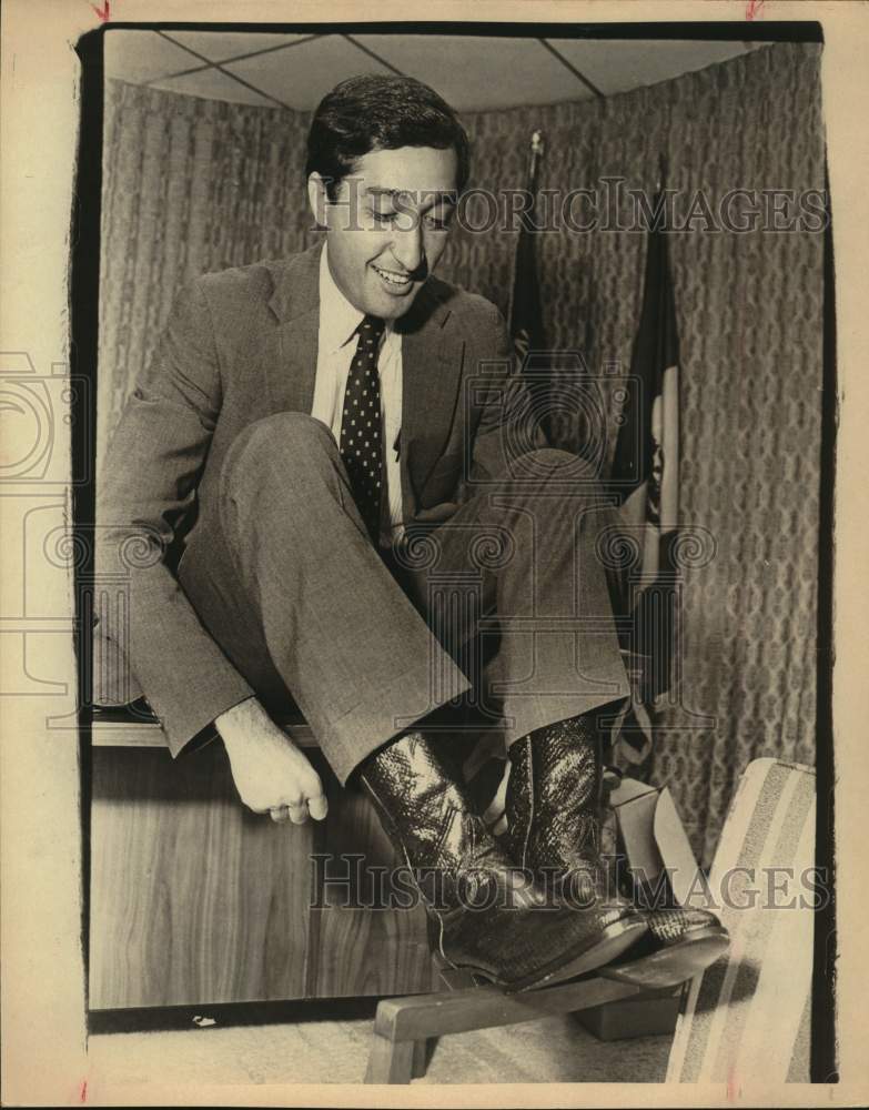 1982 Mayor Henry Cisneros shows off snakeskin boots.-Historic Images