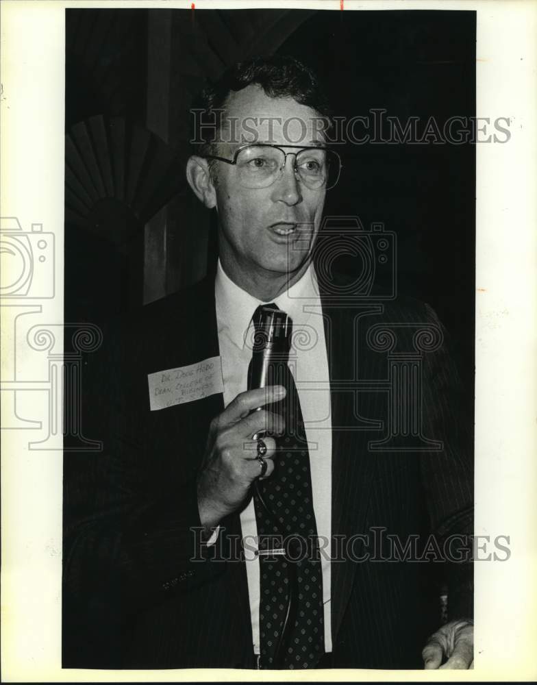 1985 UTSA Dean of Business College Doug Hodo address small business.-Historic Images
