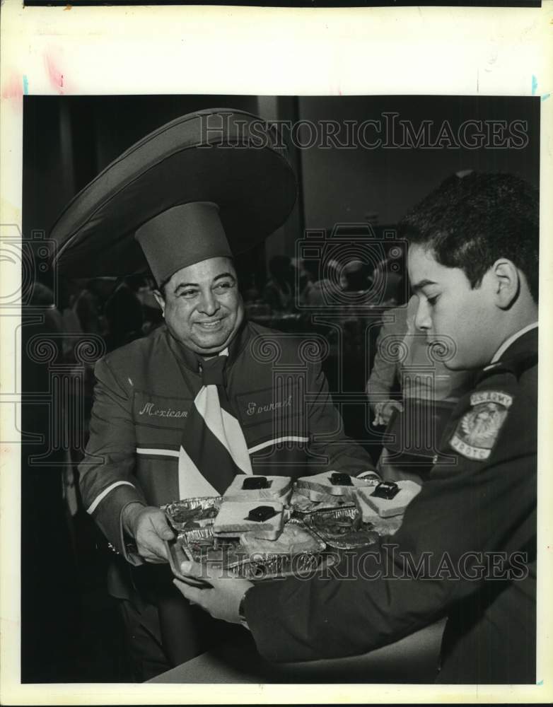 1996 Mexican Gourmet Raul Jimenez hand tray to server Mark Torres-Historic Images