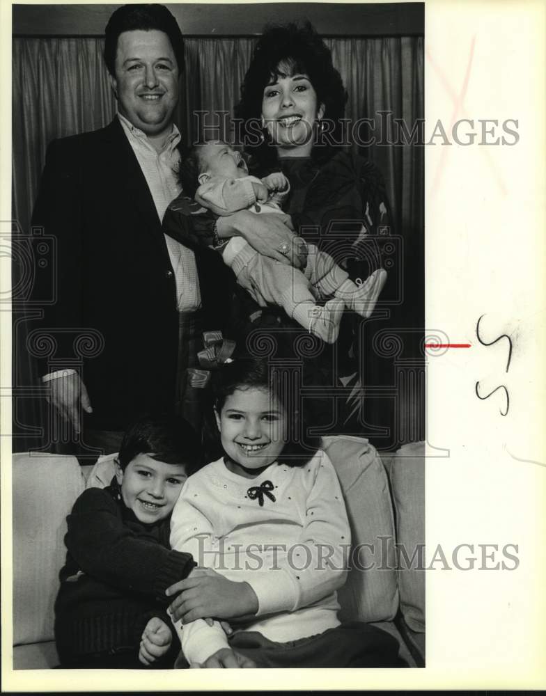 1986 Raul Jimenez Jr. with wife Rosemary and their three children-Historic Images