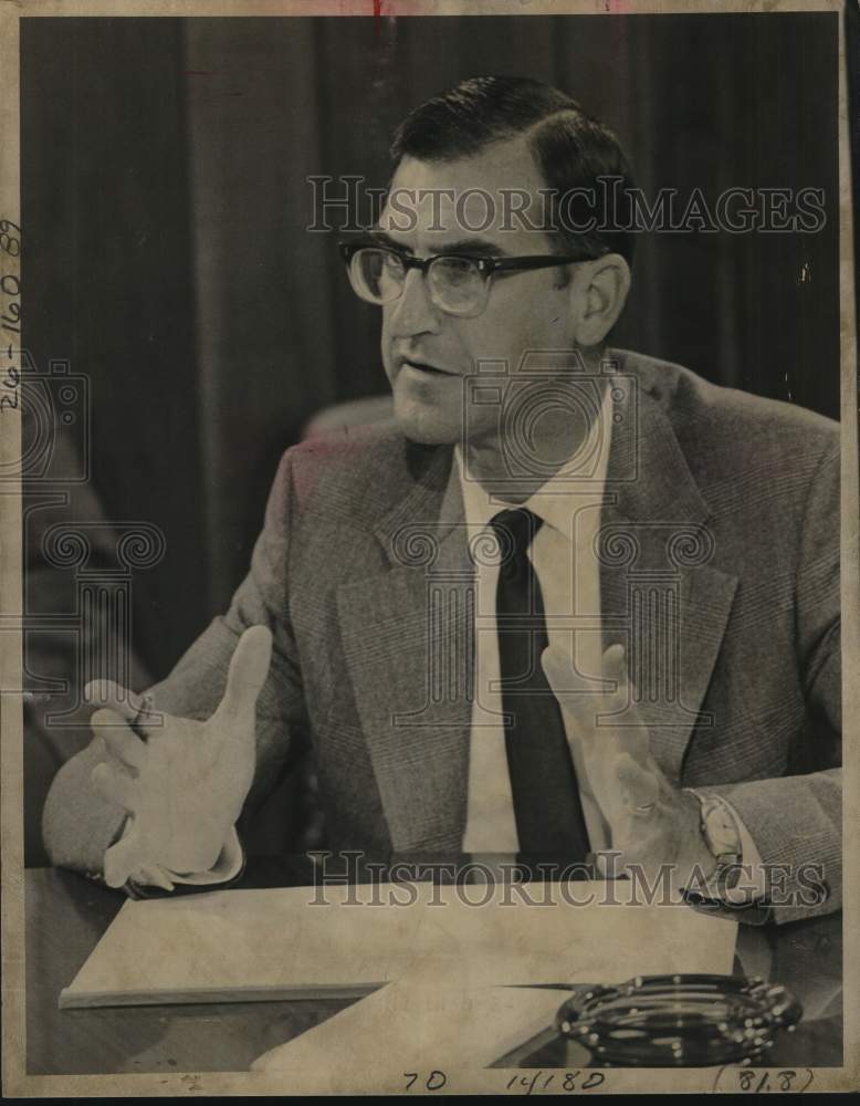 1978 Robert Van Dyke gestures during meeting.-Historic Images